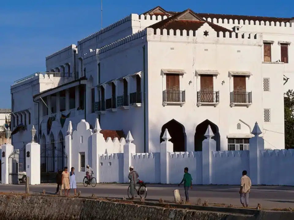Façade du Palais des Sultans à Stone Town, un bâtiment historique dominant le front de mer