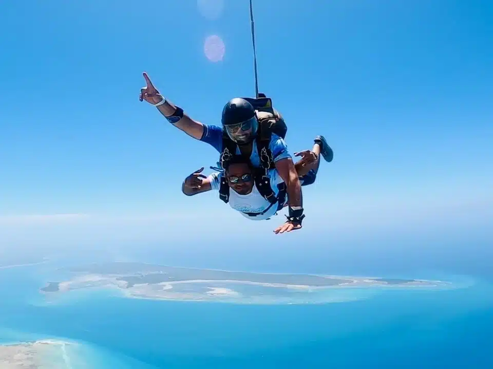 Saut en parachute tandem en chute libre au-dessus de Zanzibar avec l'île de Tumbatu en arrière-plan