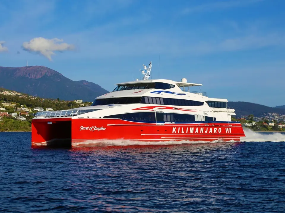 Bateau de transfert reliant la Tanzanie continentale à Zanzibar, alternative au vol intérieur