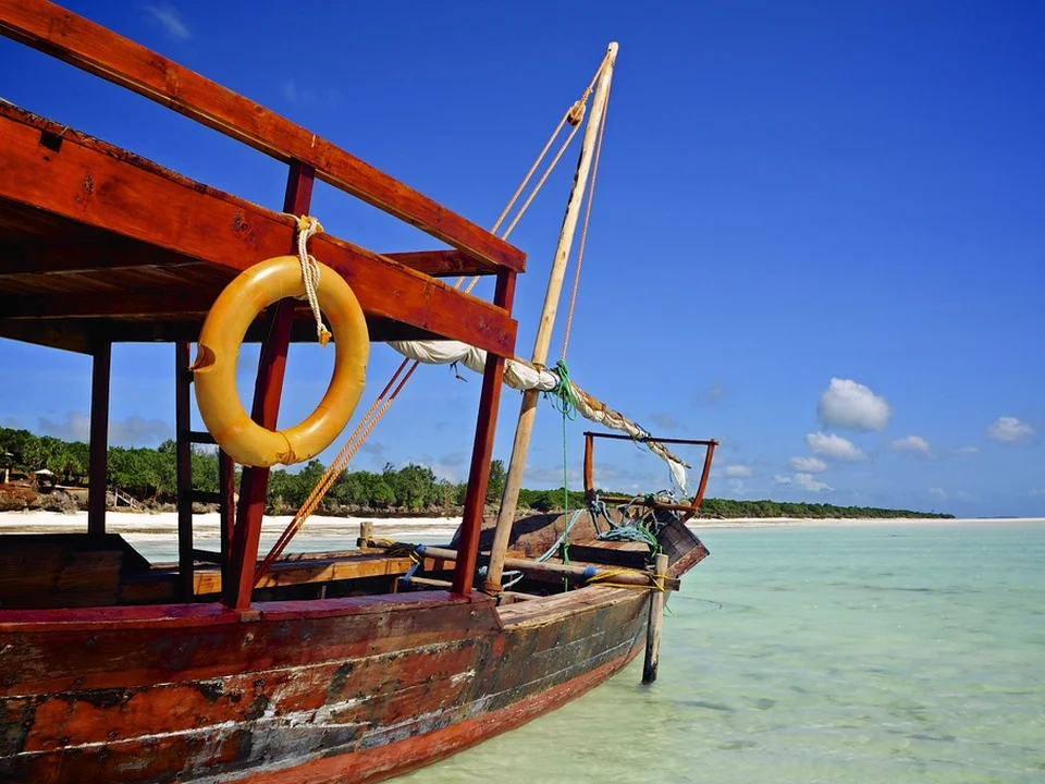 Dhow traditionnel naviguant dans le lagon de Zanzibar
